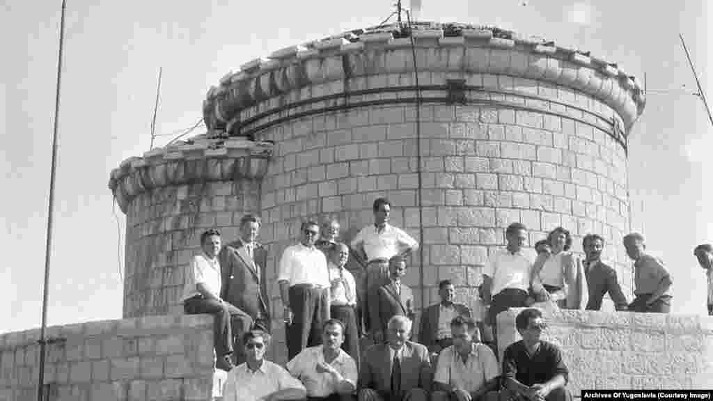 Sto dvadeset godina ranije, 1845. godine, na tom mjestu Petar II Petrović Njegoš je izgradio kapelu i posvetio je svom stricu Petru I, poznatijem kao Sveti Petar Cetinjski. Njegoš je sahranjen u toj kapeli. Međutim, ona je porušena nakon oštećenja koja je pretrpjela 1916. u napadima austrijskih snaga tokom Prvog svjetskog rata. Na njenom mjestu srpski kralj Aleksandar Karađorđević je 1925. podigao novu kapelu i posvetio je Svetom Đorđu. Na fotografiji je ta kapela, 1956. godine. 