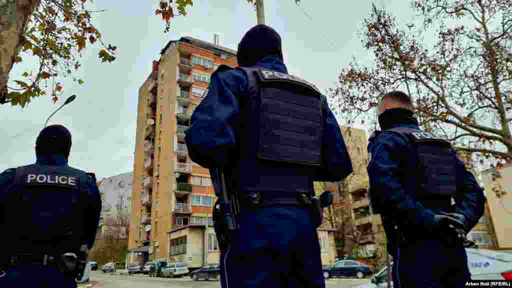 U opštinama na severu Kosova 6. i 7. decembra bilo je incidenata sa vatrenim oružjem i granatama. Do incidenata 6. decembra došlo je dok je policija sprovodila izborne zvaničnike do njihovih kancelarija u Severnoj Mitrovici i Zubinom Potoku, dok izborne vlasti nastavljaju pripreme za izbore za gradonačelnika na severu Kosova, zakazane za 18. decembar.