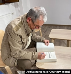 Scriitorul Florin Chirculescu a debutat cu proză scurtă SF în anul 1993.