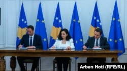 Predsednica Kosova, Vjosa Osmani, predsedavajući parlamenta, Glauk Konjufca (levo) i premijer Albin Kurti, potpisuju aplikaciju za članstvo Kosova u EU, Priština, 14. decembar 2022. 