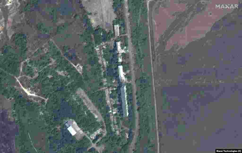 Супутникове зображення від 1 серпня 2022 року. житлових будинків і полів - до російського наступу на Бахмут. Satellite image ©2023 Maxar Technologies