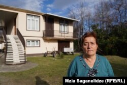 სახლის გადაწვის შემდეგ ჟუჟუნა სიჭინავას ოჯახთან ერთად, მასთან მყოფი 18 დევნილიც ღია ცის ქვეშ დარჩა.