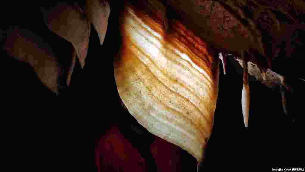 Veći broj stalaktita, koji vise sa plafona su u obliku lista. Spelelozi kažu da će ovu pećinu koristiti za obuku mlađih članova njihovog društva. 