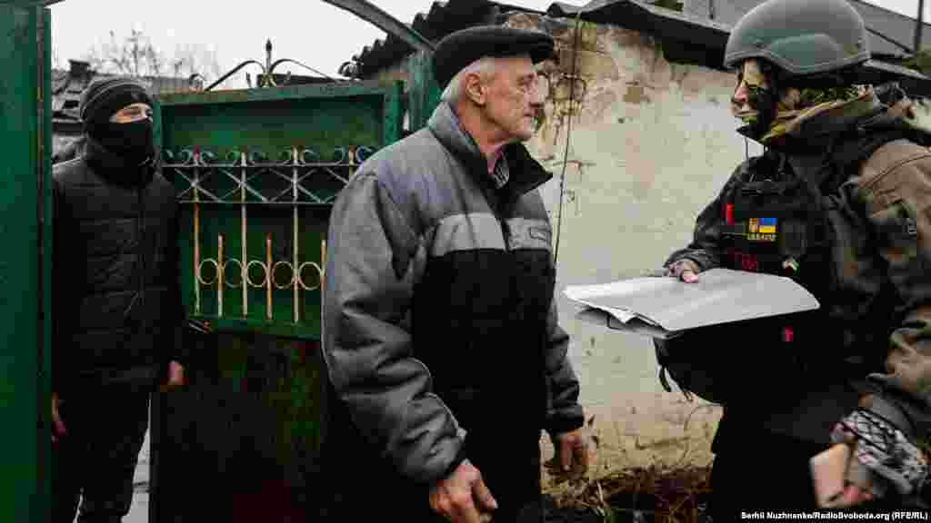 Місцевий житель Сергій Вікторович і волонтерка Ольга Зайцева. «Я на передовій з із перших днів, з нуля вивожу людей у більш безпечне місце. Далі інші волонтери підхоплюють їх. Везуть далі. Коли ти можеш допомагати людям, йде емоційна віддача», – розповідає Зайцева поки ми ідемо на інший край села.