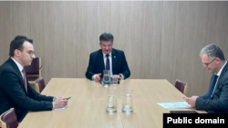 Izaslanik Evropske unije za dijalog Miroslav Lajčak (u sredini), glavni pregovarač Kosova Besnik Bisljimi (desno) i Srbije Petar Petković (levo) u Briselu 23. novembra 2022.