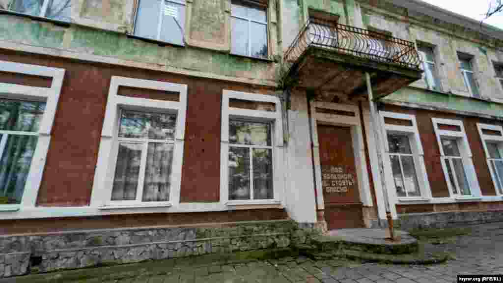 По соседству со спортшколой на все той же улице Луначарского – технологический техникум с аварийным балконом на главном учебном корпусе