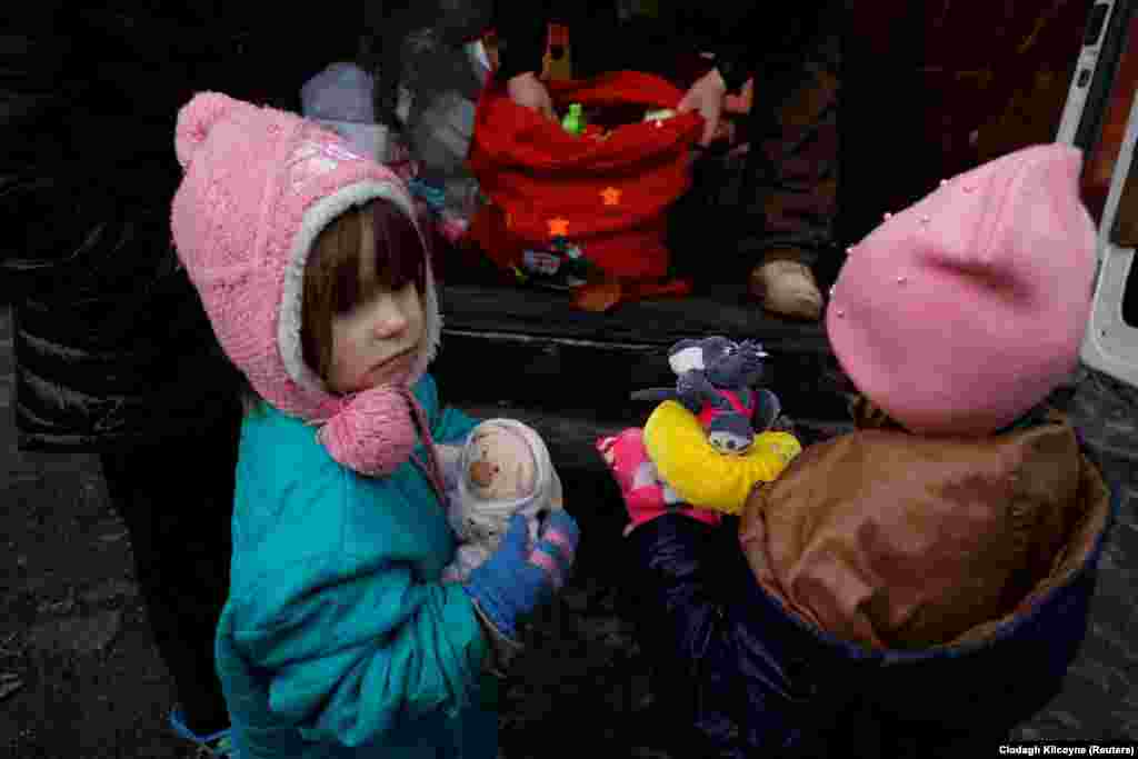 Олександра та її сестра Христина нарешті отримали різдвяні подарунки. В інтерв’ю польським ЗМІ Кашувара розповів про своє бажання залишити хороші спогади дітям, які щоденно стикаються із травматичним досвідом війни