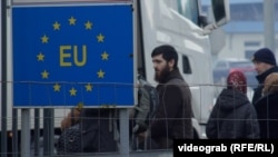 Grupa ruskih državljana iz Čečenije čeka na Graničnom prelazu Maljevac između BiH i Hrvatske, 27. decembar 2022.