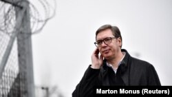 Predsednik Srbije Aleksandar Vučić na mađarsko-srpskom graničnom prelazu kod Kelebije pored žičane ograde, 15. decembar 2022.