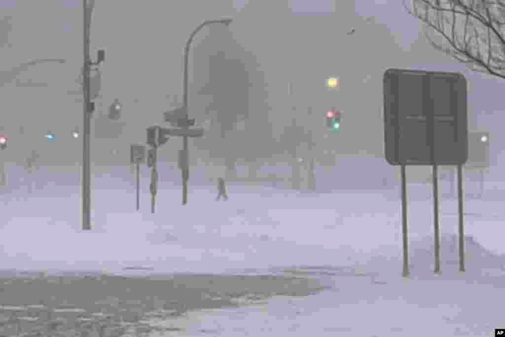 Državna meteorološka služba izvijestila je 25. decembra da će se hladan arktički zrak &quot;koji je obavio veći dio američkog istoka&quot;, polako udaljavati.