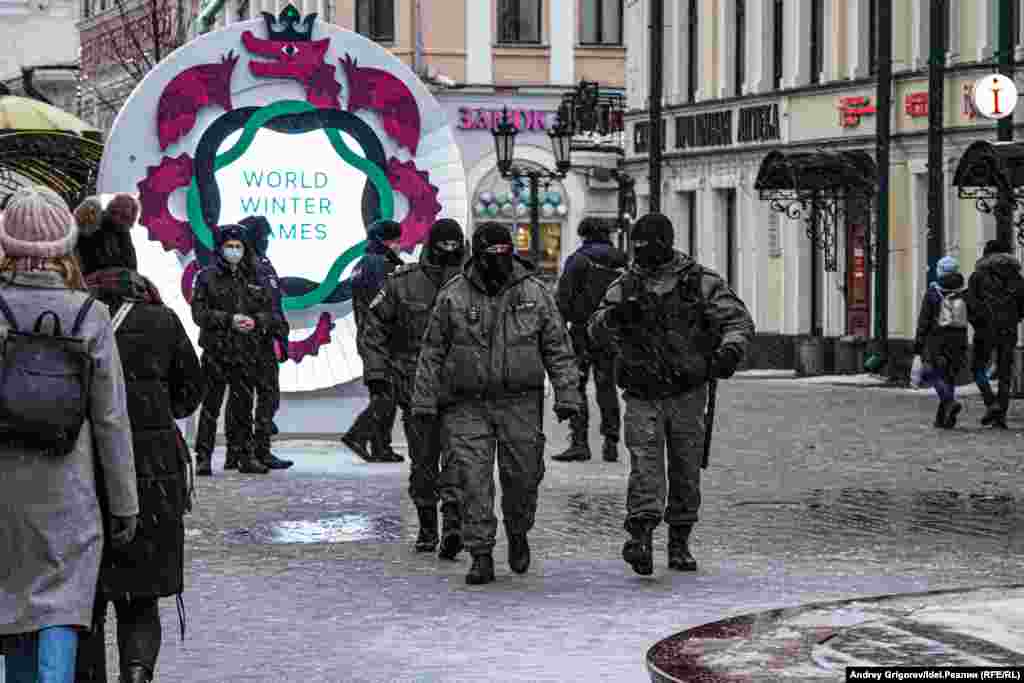 Полицейские высматривают в толпе на пешеходной улице Баумана участников протеста против вторжения в Украину. За их спинами находится стела с логотипом Всемирных зимних игр Специальной Олимпиады, право на проведение которых выиграла Казань. Игры должны были открыться в столице Татарстана 21 января 2023 года, но из-за агрессии России организаторы игр отменили соревнования.