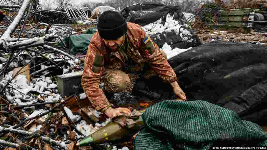 Українські військові готують снаряди для гаубиці M777 поблизу лінії фронту, Донецька область, листопад 2022 року