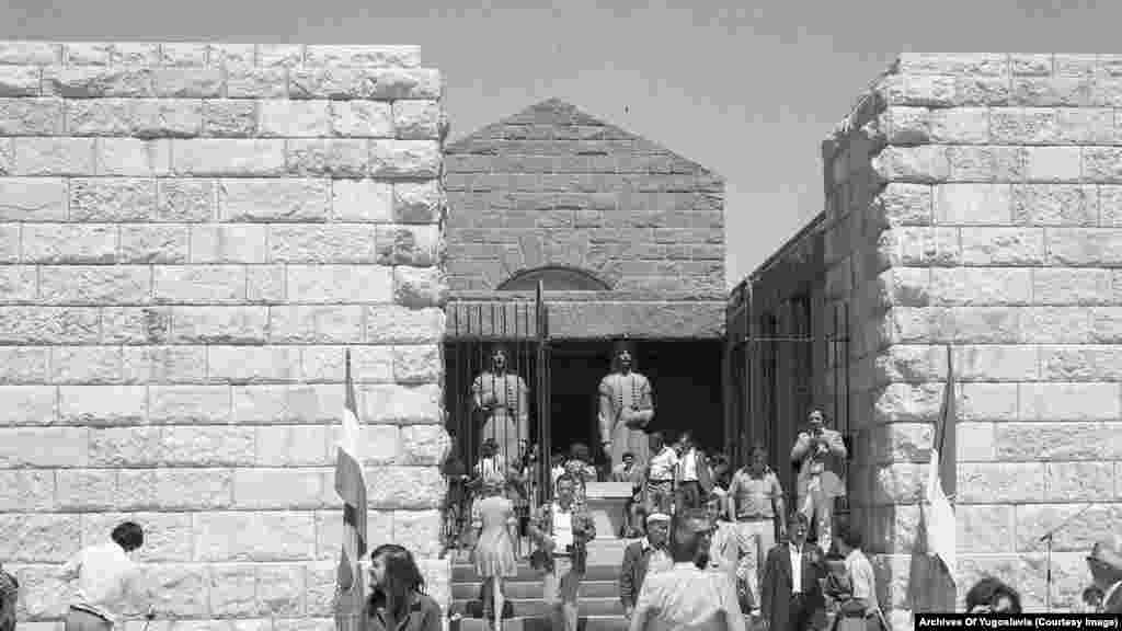 Mauzolej na Lovćenu, u vrijeme otvaranja, jul 1974. godine. Osim lovćenskog kamena, za izradu je korišten uglavnom jablanički granit, donijet iz Bosne i Hercegovine. Unutrašnji dio obložen je ispoliranim splitskim kamenom 'zeleni Jadran', dok je kripta obložena kamenom 'glavica' sa hrvatskog ostrva Brač. Nalazi se na nadmorskoj visini od 1.660 metara.