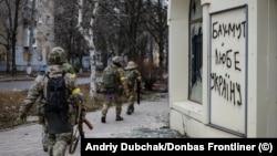 Unutar Bahmuta dok besne borbe: 'Eksplozije svakog minuta'