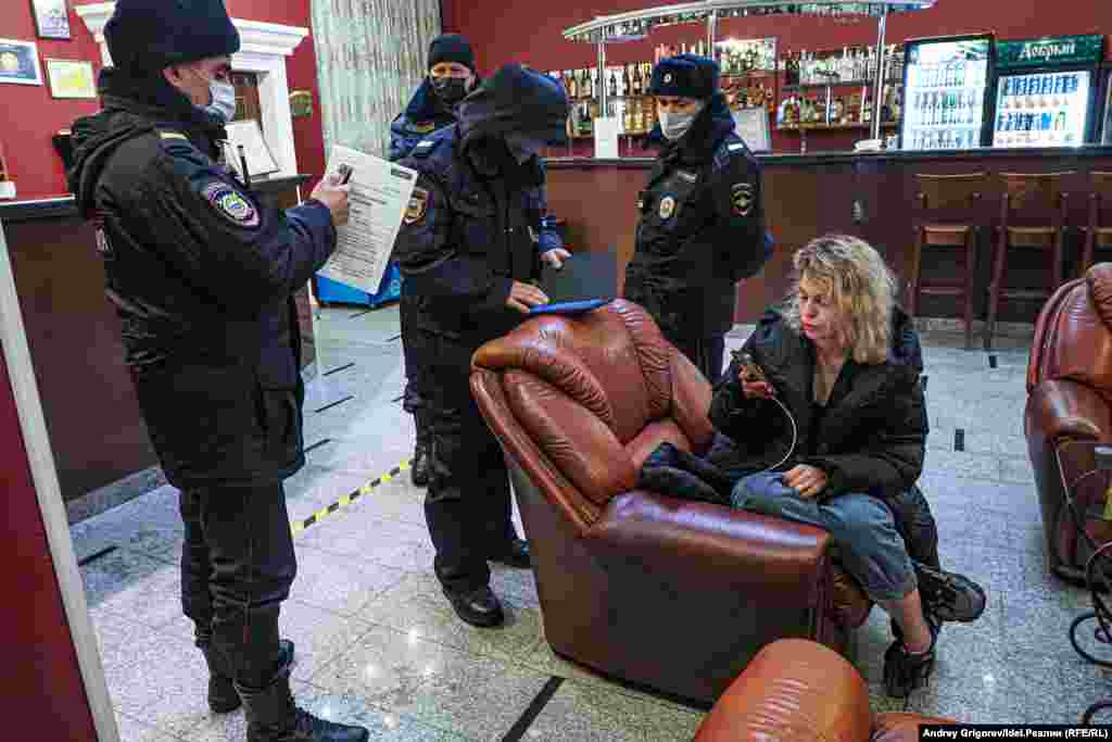 Полиция срывает работу "Школы районной антикоррупции" — с этим проектом в Казань 12 февраля приехала оппозиционный политик Юлия Галямина. Лекции пытались сорвать по классической схеме: в последний момент владельцы коворкинга в нарушение договоренностей отказали политику в аренде помещения, а в конференц-зал отеля, куда переместились участники школы, нагрянула полиция. Якобы из-за "нарушений санитарных норм".