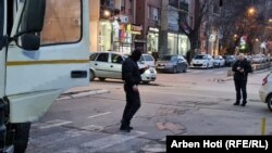 Ljudi sa maskama kod barikade na severu Mitrovice, 29. decembar