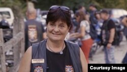 Katica je svom partneru pustila film "Veće od traume" kako bi mu ispričala iskustvo ratnog silovanja koje je prošla. (prizor iz dokumentarca)