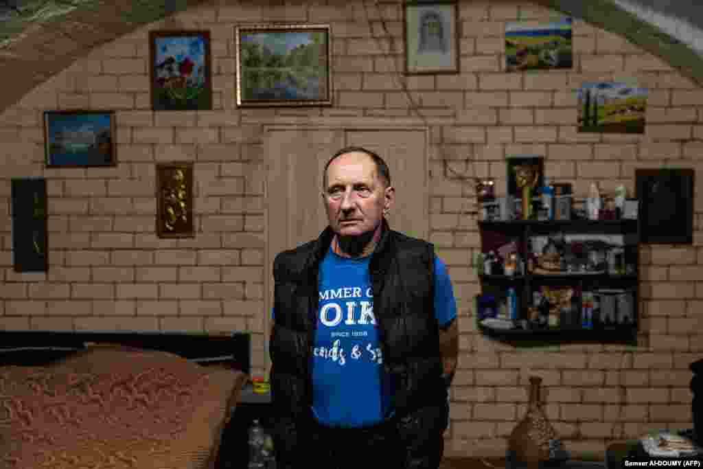 Батьки Ніки прийшли із нею в підвал Сергія через кілька днів після початку повномасштабного вторгнення Росії. «Я став її хрещеним батьком», – з гордістю розповідає Андрій Плешан. Він пам’ятає, що був єдиним, хто міг заспокоїти дитину, поки над головою гуркотіли вибухи. Підвал став прихистком для багатьох десятків людей. Сам Андрій й зараз, після звільнення Ізюму ЗСУ, живе у цьому підвалі. Приміщення площею 70 квадратних метрів слугувало укриттям також під час Другої світової війни  