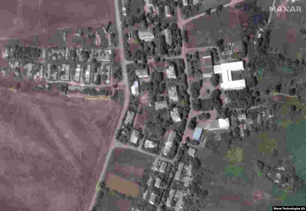 Школа та будівлі на півдні Соледара на супутниковому зображенні від 1 серпня 2022 року. Satellite image ©2023 Maxar Technologies