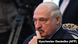 Лукашенко, ймовірно, відкладає виконання більших вимог Путіна, таких як залучення білоруських військ для участі у вторгненні в Україну, роблячи невеликі поступки, які він роками блокував