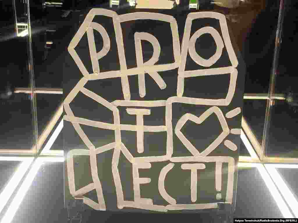 Куратор виставки Ірина Юферова наголосив, що хоча різні митці використовували у своїх роботах власні метафори, кожна з них «незмінно підводить нас до аксіоматичного висновку: немає нічого ціннішого у світі, ніж життя людини»