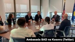 Američki ambasador u razgovoru sa novinarima u Prištini, 30. decembar 2022.