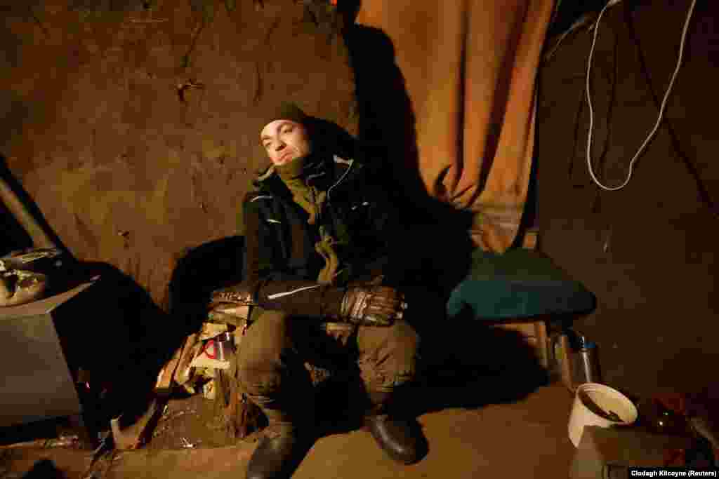 Військовослужбовець 43-ї окремої артилерійської бригади Віталій «Красавчик», 37 років, чекає, поки закипить каструля з водою на позиціях неподалік від Соледара, 11 січня 2022 року