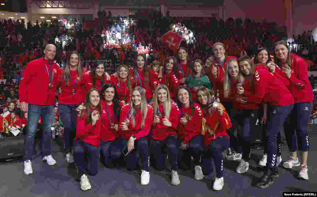 Ženska reprezentacija s predsjednikom rukometnog saveza Crne Gore Petrom Kapisodom na centralnoj proslavi bronzane medalje u Podgorici.                                                                                                                   Podgorica, 22.11.2022.
