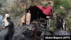 د دره ادمخېلو په یوه کان کې له چاودنې پس د وژل شویو کانکیندونکیو مړي را-اېستل کېږي. ۱۲ سېپټمېر ۲۰۱۸