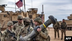 Илустрација - американски војници со „џавелини„