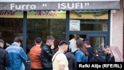 Gužve pred pekarom predveče, pred početak iftara