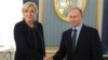 Ruski predsjednik Vladimir Putin se rukuje sa Marine Le Pen, predsjedničkom kandidatkinjom ispred Francuskog nacionalnog fronta, Moskva, mart 2017.
