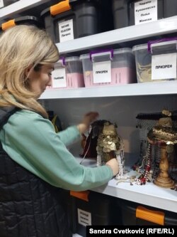 Snežana Jovanović kaže da Jelena Miljković (na fotografiji, april 2022.) sad prolazi kroz obuku za posao garderobera, što bi značilo da uskoro može biti unapređena.