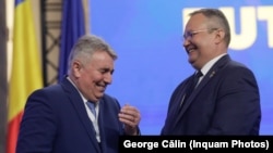 Ministrul de Interne, Lucian Bode (stânga), și premierul Ciucă ar fi trebuit să se asigure că legea este respectată, iar alegerile parțiale sunt organizate la termen. Imagine generică cu premierul și ministrul de Interne.