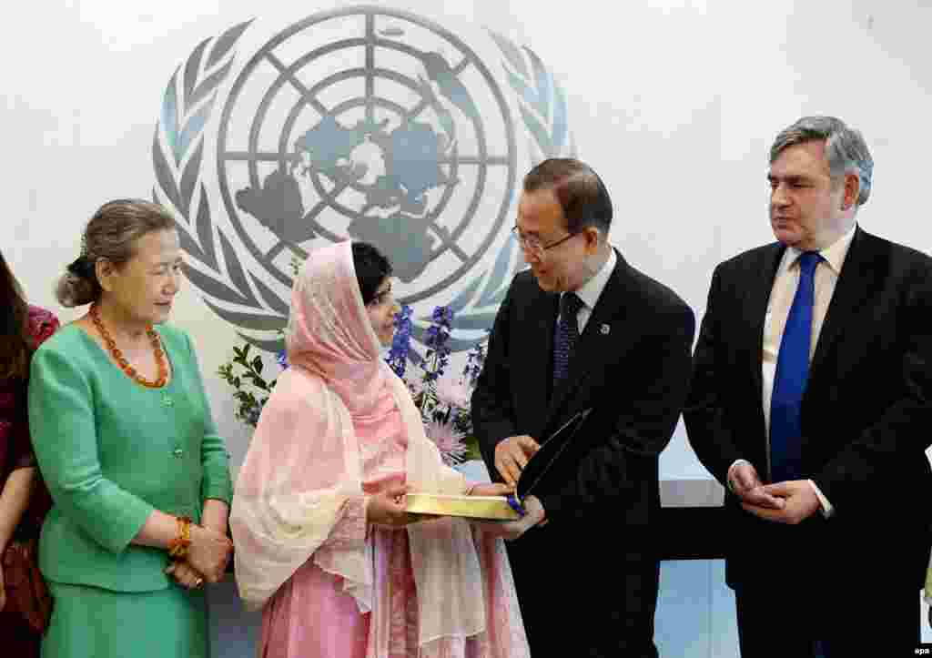 Малала Юсафзай в Нью-Йорке с генеральным секретарем ООН Пан Ги Муном.