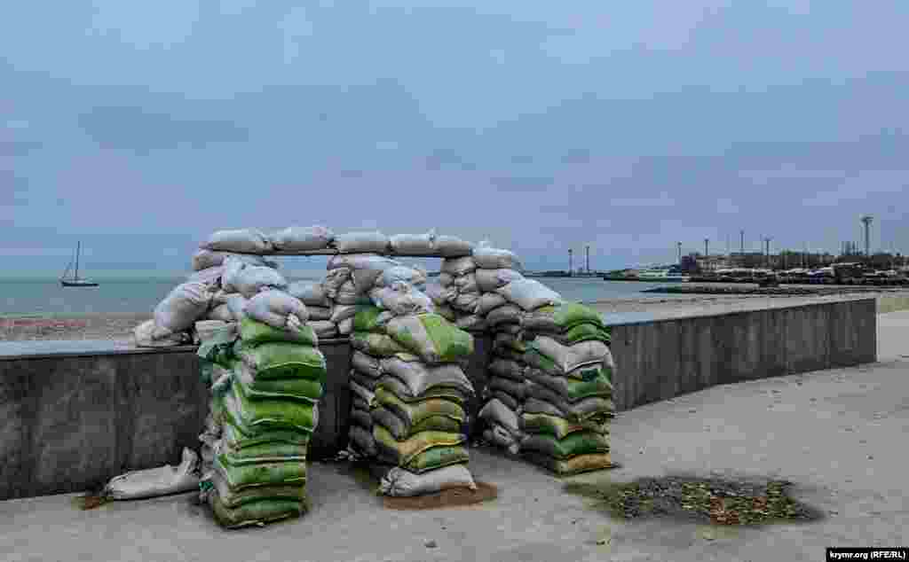 Песчаной «фортификацией» открытую после затянувшегося, скандального ремонта набережную Терешковой оборудовали еще весной. Евпатория, Крым, начало декабря 2024 г.