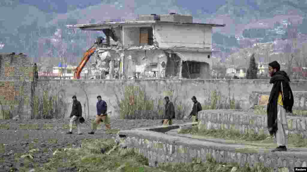 Наприкінці лютого 2012 року будинок знесли