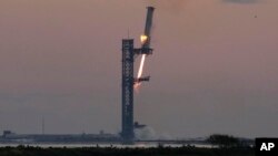 Компанія SpaceX пізно ввечері у понеділок, 6 січня, запустила у космос чергову партію інтернет-супутників Starlink