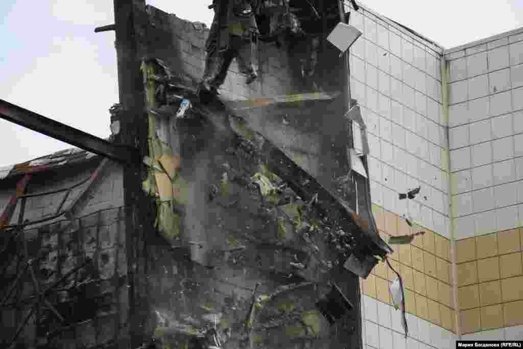 Разбор начали со стороны развлекательного центра, как раз с того места, где начался пожар.   