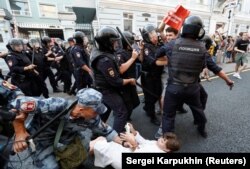 Policija privodi demonstrante tijekom prosvjeda u Moskvi zbog najavljenog pomijeranja granice za penziju, septembar 2018