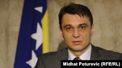 Ahmetović: Ne mogu kriminalci očistiti kriminalce