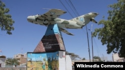 Военный мемориал (советский МиГ-17 на постаменте) в память о Войне за независимость Сомалиленда от Сомали, длившейся с 1981 по 1991 годы. Центр города Харгейса, столицы непризнанного Сомалиленда