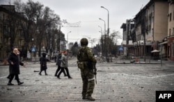 მარიუპოლის მაცხოვრებელები და რუსეთის საოკუპაციო ჯარების სამხედრო. 12 აპრილი.