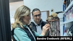 Jelena Miljković (levo), žrtva porodičnog nasilja, i Snežana Jovanović, (desno), direktorka Nacionalnog ansambla "Venac", koja je angažovala Jelenu da održava prostorije Ansambla, april 2022.