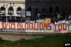 "10 сентября заблокируем всё". Граффити в Бордо