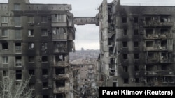 რუსეთის სარაკეტო თავდასხმის შედეგად დანგრეული საცხოვრებელი კორპუსი მარიუპოლში. 14 აპრილი, 2022 წ.