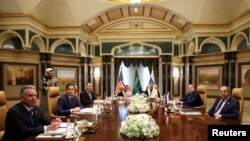 აშშ-ის სახელმწიფო მდივანი მარკო რუბიო, რუსეთის საგარეო საქმეთა მინისტრი სერგეი ლავროვი და სხვა ამერიკელი და რუსი ოფიციალური პირები ესწრებიან შეხვედრას საუდის არაბეთის დელეგაციასთან ერ-რიადში 17 თებერვალს