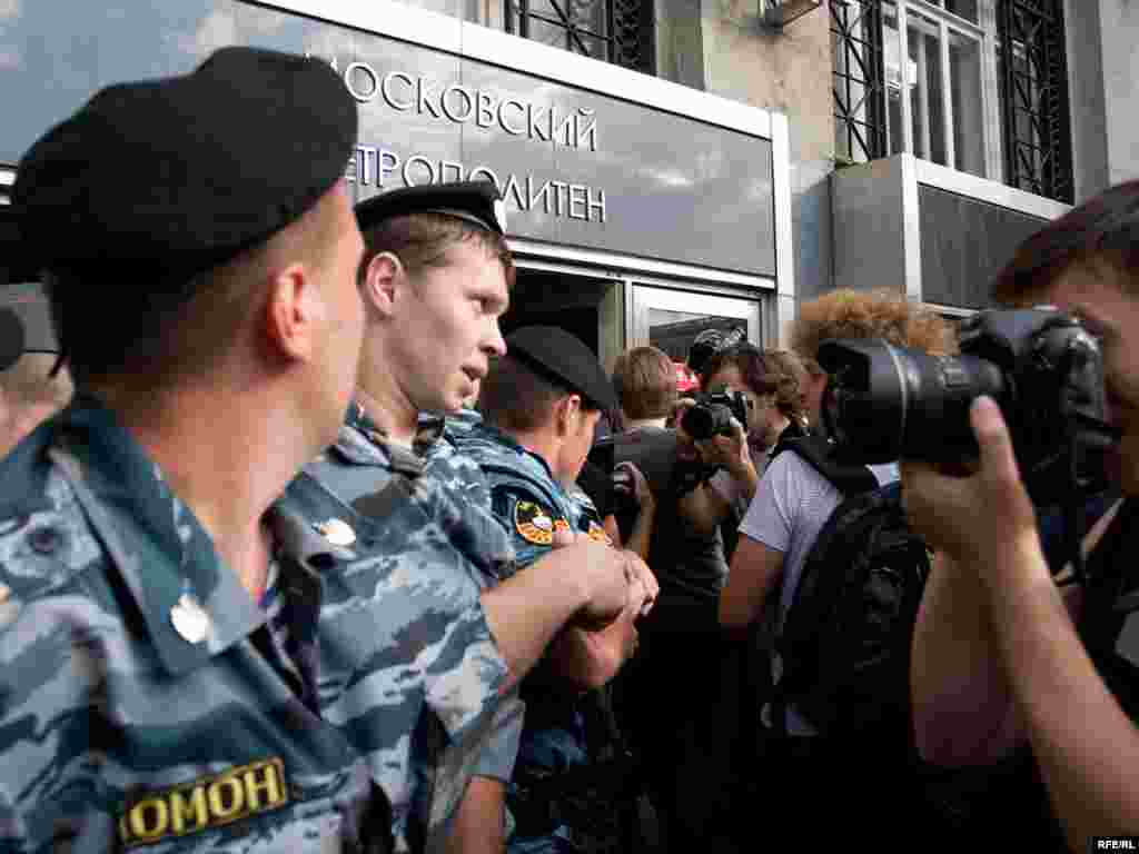 ОМОН пытается загнать журналистов и потенциальных участников в метро