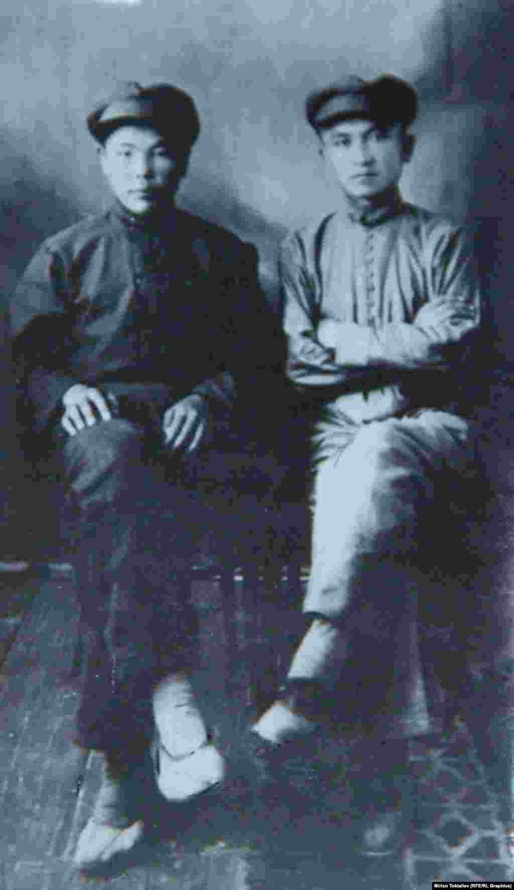 Алыкул жана Райкан. Чабуул журналында иштеп жүргөн мезгил. 