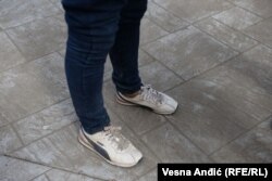 "Znamo da nelegalno prelazimo granicu, ali moramo da uđemo u neku uređenu zemlju. Porodica od nas očekuje da im obezbedimo nešto", kaže Afiz, migrant iz Avganistana.